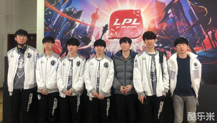 Royal Never Give Up 新年祝福：祝大家在蛇年好运连连，万事如意！