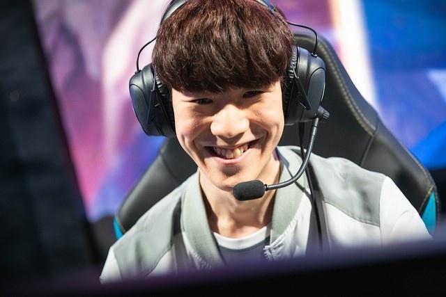 小吕布队伍安全！ Keria 露露单杀 Kingen Oner 并获得三杀， T1 横扫 Nongshim RedForce